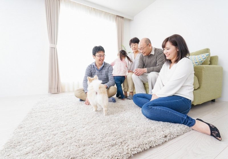 団らんの中で落ち着く 家族がいる空間の小さな居場所イメージ